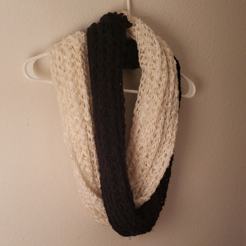 Nine West Black and Cream Infinity Scarf